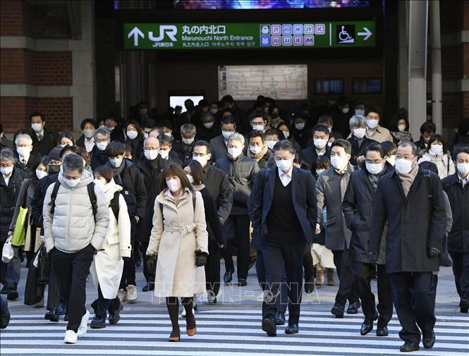 Trong ảnh: Người dân đeo khẩu trang phòng dịch COVID-19 tại Tokyo, Nhật Bản, ngày 4/1/2023. Ảnh: Kyodo/TTXVN