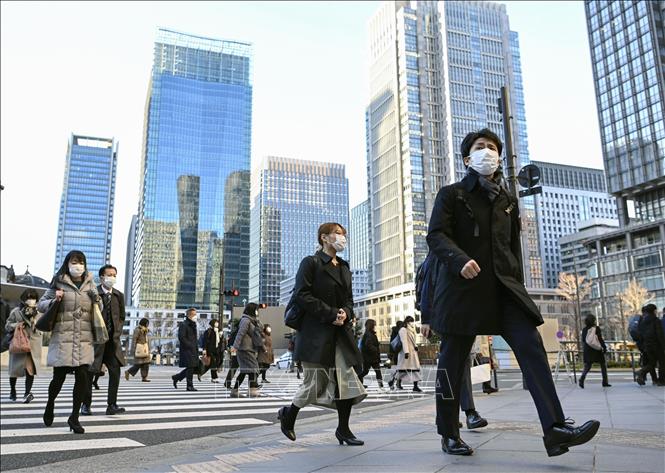 Trong ảnh: Người dân đeo khẩu trang phòng dịch COVID-19 tại Tokyo, Nhật Bản, ngày 4/1/2023. Ảnh: Kyodo/TTXVN