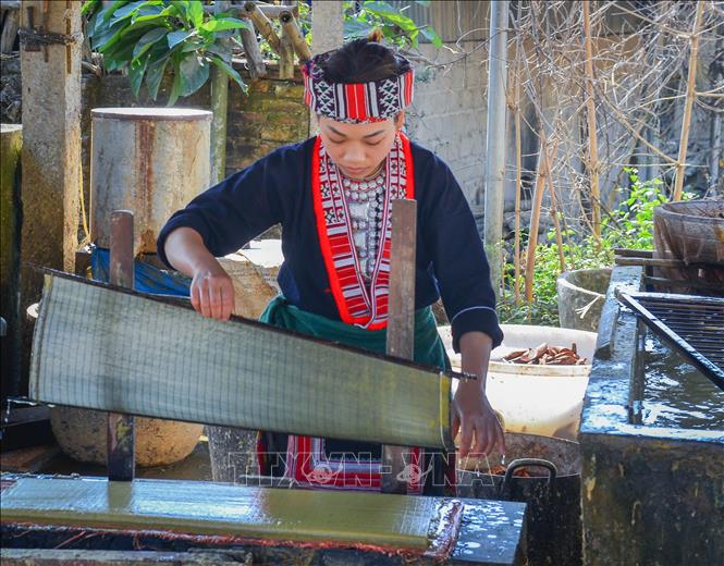 Trong ảnh: Những khuôn giấy đã được tráng qua lớp nước hòa chung với bột. Ảnh: Nam Thái - TTXVN