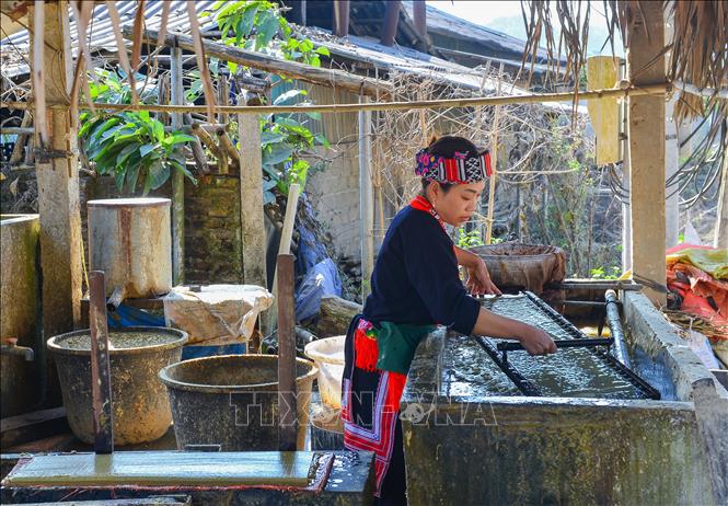 Trong ảnh: Nghề làm giấy tại thôn Thanh Sơn chủ yếu chỉ có phụ nữ làm. Ảnh: Nam Thái - TTXVN