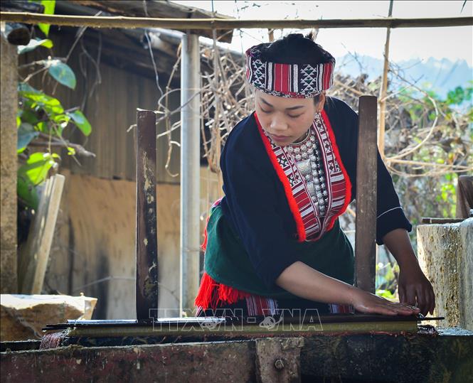 Trong ảnh: Những lớp giấy được tráng qua nước, gạn lấy bột giấy sẽ được xếp phẳng phiu theo từng lớp. Ảnh: Nam Thái - TTXVN