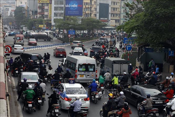 Rào chắn vị trí đi ra nút phía đường Tây Sơn ngăn dòng xe đi ngược đường từ Nguyễn Trãi đi thẳng sang Tây Sơn. Ảnh: Huy Hùng - TTXVN