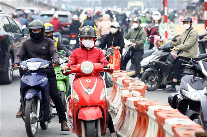 Vẫn nhiều phương tiện cố đi ngược chiều phía đường Nguyễn Trãi. Ảnh: Huy Hùng - TTXVN