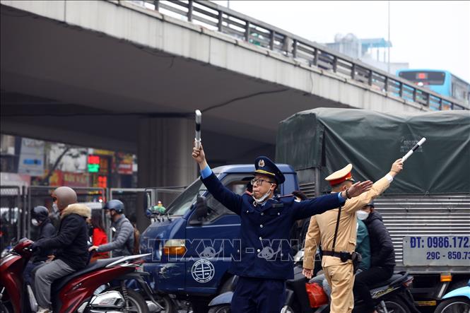 Lực lượng Thanh tra giao thông, CSGT hướng dẫn các phương tiện đi theo đúng tuyến đường. Ảnh: Huy Hùng - TTXVN