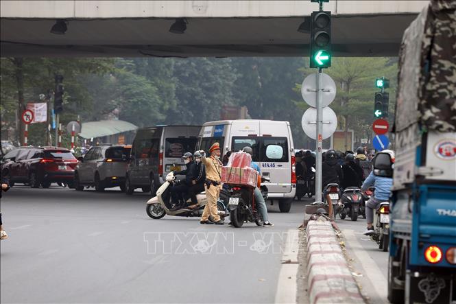 Vẫn có không ít phương tiện cố tình đi ngược về phía đường Láng, khiến lực lượng CSGT phải nhắc nhở. Ảnh: Huy Hùng - TTXVN