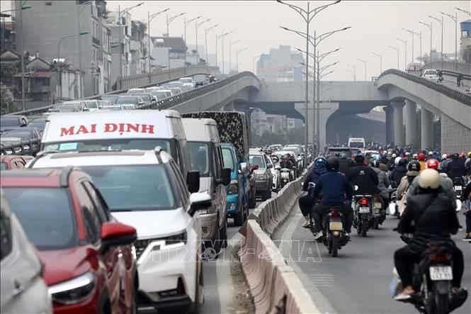 Đoạn đường Trường Chinh ùn tắc từ trên đường Vành đai 2 trên cao xuống khu vực nút giao. Ảnh: Huy Hùng - TTXVN