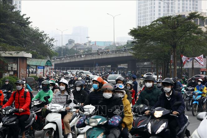 Tất cả các phương tiện muốn đi ra đường Tây Sơn phải đi về phía đường Trường Chinh và quay đầu để rẽ vào đường Tây Sơn. Ảnh: Huy Hùng - TTXVN