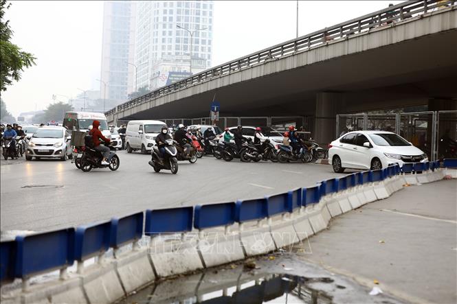 Rào chắn vị trí đi ra nút phía đường Tây Sơn ngăn dòng xe đi ngược đường từ Nguyễn Trãi đi thẳng sang Tây Sơn. Ảnh: Huy Hùng - TTXVN
