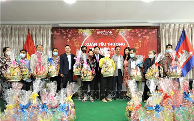 Trong ảnh: Bà con người gốc Việt ở Campuchia nhận quà Tết từ Ban tổ chức chương trình ‘‘Xuân yêu thương Quý Mão 2023’’. Ảnh: Huỳnh Thảo - P/v TTXVN tại Campuchia.