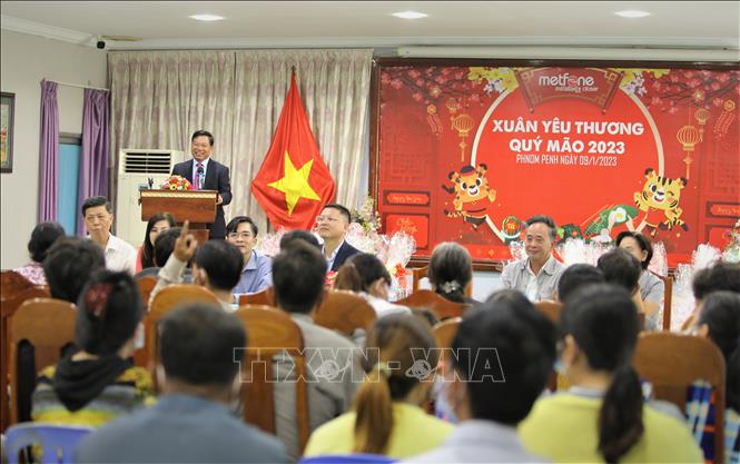 Trong ảnh: Quang cảnh buổi lễ trao tặng quà, hỗ trợ bà con nghèo người Việt ở Campuchia vui Xuân, đón Tết Quý Mão 2023. Ảnh: Huỳnh Thảo - P/v TTXVN tại Campuchia.