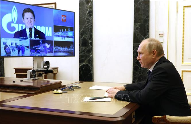 Tổng thống Nga Vladimir Putin (phải) dự lễ khai trương giếng khí đốt Kovykta và một phần dự án xây dựng đường ống dẫn khí Power of Siberia từ Kovykta tới Chayanda, qua video tại Moskva, ngày 21/12/2022. Ảnh: AFP/TTXVN