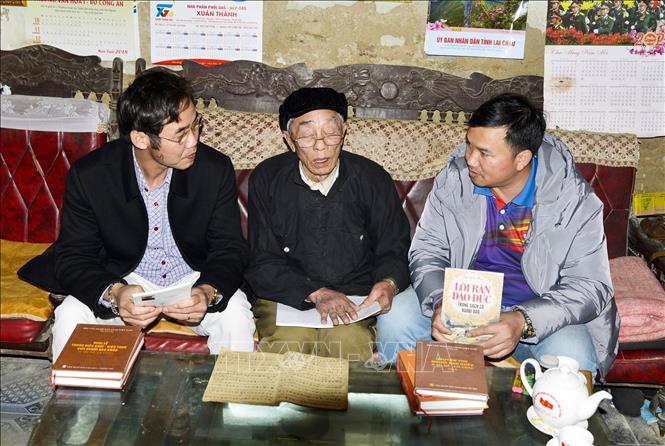 Trong ảnh: Mặc dù đã 84 tuổi, sức khỏe yếu đi, mắt mờ dần theo thời gian nhưng nghệ nhân Tẩn Kim Phu vẫn dành nhiều thời gian truyền dạy tiếng nói, chữ viết cổ của người Dao cho những người tìm hiểu, nghiên cứu về văn hóa Dao cổ. Ảnh: TTXVN phát