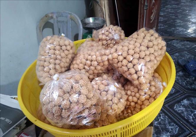 Sản phẩm bánh nhãn Hồi Xuân. Ảnh: Nguyễn Nam-TTXVN