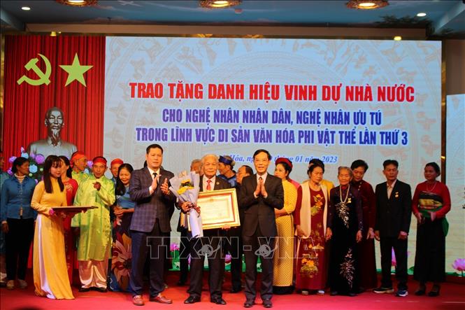 Trao tặng danh hiệu Nghệ nhân ưu tú cho 26 nghệ nhân của tỉnh Thanh Hóa. Ảnh: Hoa Mai - TTXVN