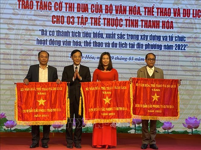 Trao cờ thi đua của Bộ Văn hóa, Thể thao và du lịch cho 3 tập thể xuất sắc. Ảnh: Hoa Mai - TTXVN