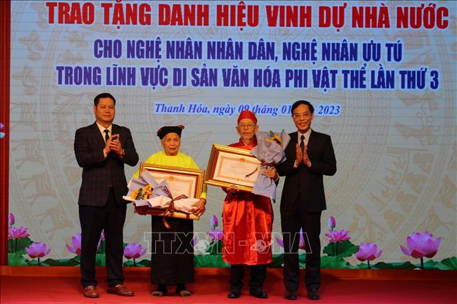 Phong tặng danh hiệu 