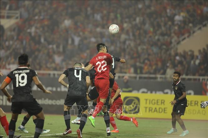 Nguyen Tien Linh scores the second goal for Vietnam. VNA Photo