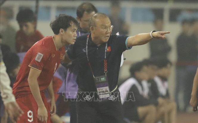 Vietnamese head coach Park Hang-seo direct his players during the match. VNA Photo