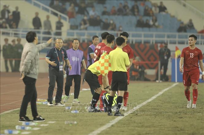 Vietnamese head coach Park Hang-seo direct his players during the match. VNA Photo