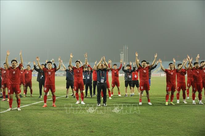 The Vietnamese thanks supporters at the end of the match. VNA Photo