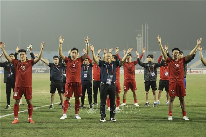 The Vietnamese thanks supporters at the end of the match. VNA Photo