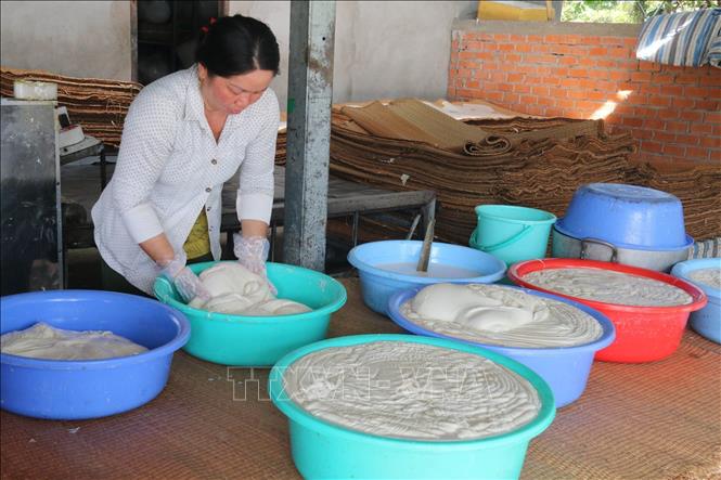 Công đoạn nhồi bột tại cơ sở Quang Long, ấp An Hiệp, xã Đông Hòa Hiệp. Ảnh: Minh Trí – TTXVN