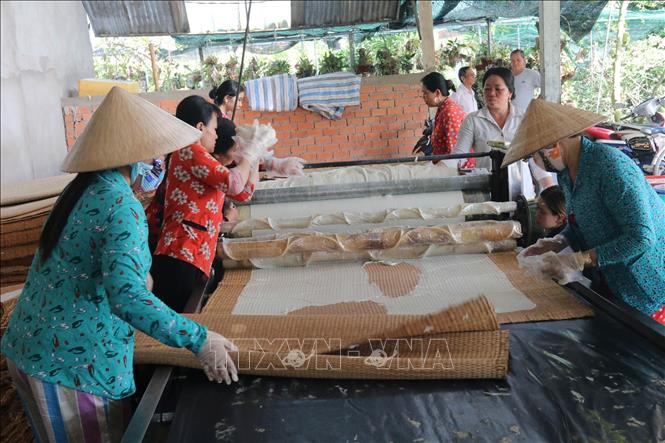 Công đoạn cán bánh tại cơ sở Quang Long, ấp An Hiệp, xã Đông Hòa Hiệp. Ảnh: Minh Trí – TTXVN