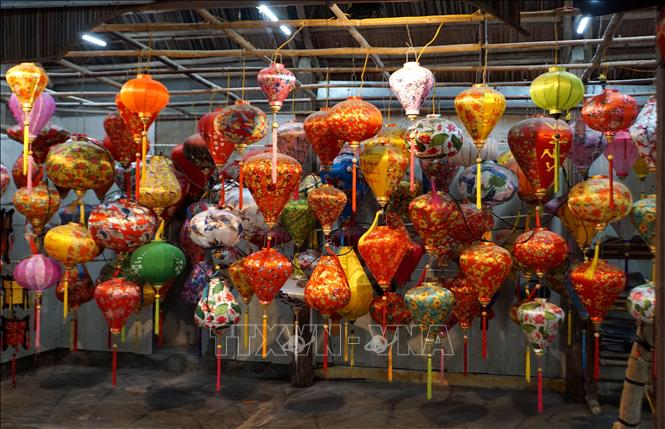 Hoi An lanterns are made from bamboo frames covered with cloth, such as flax and silk, embellishing colours of the products. VNA Photo: Trịnh Bang Nhiệm