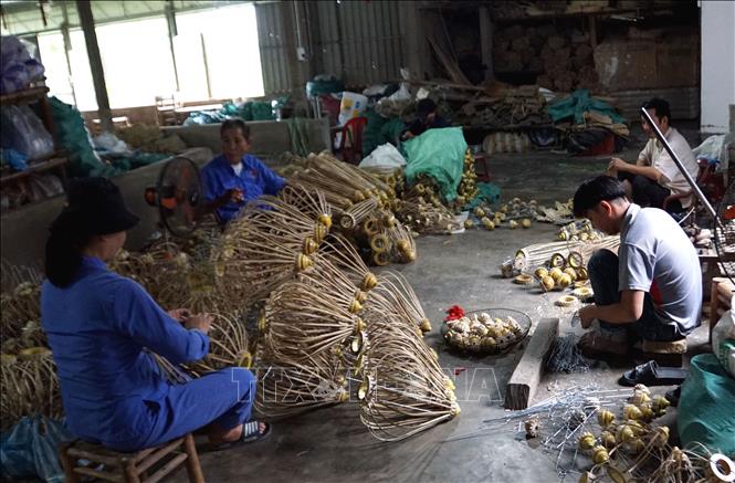 A lantern making factory in Hoi An. VNA Photo: Trịnh Bang Nhiệm