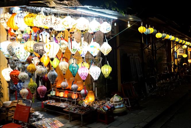 Lanterns are hung and sold along streets in Hoi An. VNA Photo: Trịnh Bang Nhiệm
