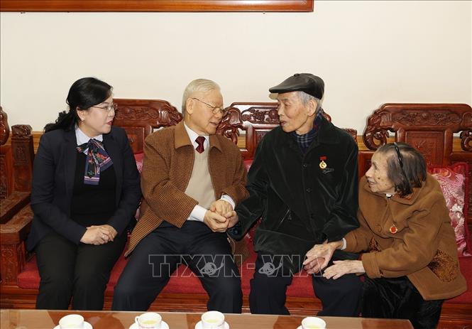 Tổng Bí thư Nguyễn Phú Trọng đến thăm, chúc Tết và tặng quà ông Nguyễn Trung Lựu tại gia đình. Ảnh: Trí Dũng– TTXVN