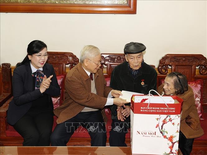 Tổng Bí thư Nguyễn Phú Trọng đến thăm, chúc Tết và tặng quà ông Nguyễn Trung Lựu tại gia đình. Ảnh: Trí Dũng– TTXVN
