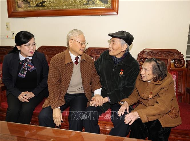 Tổng Bí thư Nguyễn Phú Trọng đến thăm, chúc Tết và tặng quà ông Nguyễn Trung Lựu tại gia đình. Ảnh: Trí Dũng–TTXVN