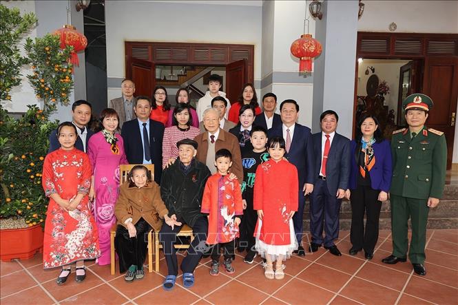 Tổng Bí thư Nguyễn Phú Trọng với gia đình ông Nguyễn Trung Lựu. Ảnh: Trí Dũng–TTXVN