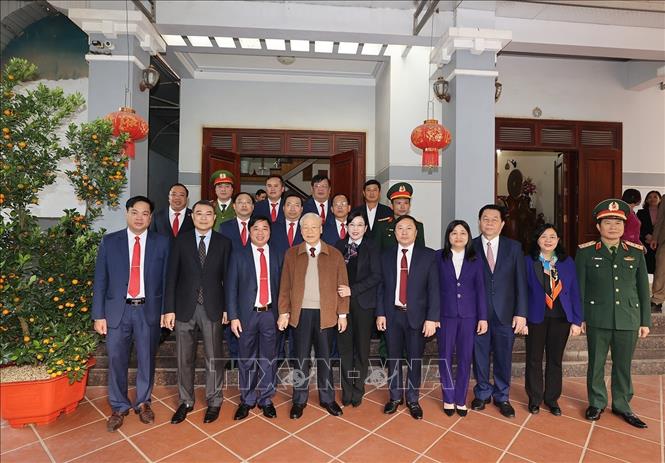 Tổng Bí thư Nguyễn Phú Trọng cùng đoàn công tác với gia đình ông Nguyễn Trung Lựu. Ảnh: Trí Dũng–TTXVN