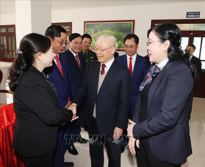 Tổng Bí thư Nguyễn Phú Trọng với Ban Thường vụ và lãnh đạo tỉnh Thái Nguyên. Ảnh: Trí Dũng– TTXVN