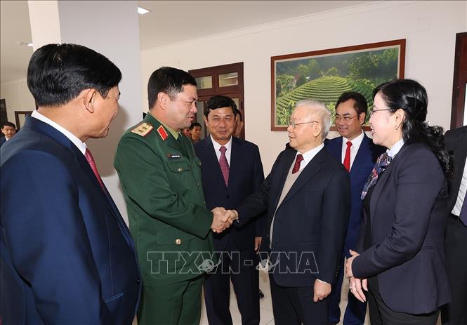 Tổng Bí thư Nguyễn Phú Trọng với Ban Thường vụ và lãnh đạo tỉnh Thái Nguyên. Ảnh: Trí Dũng– TTXVN