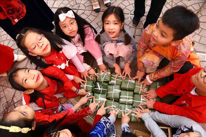 Niềm vui của học sinh lớp 3C, Tiểu học Trung Yên sau khi gói được những chiếc bánh chưng của mình. Ảnh: Huy Hùng - TTXVN