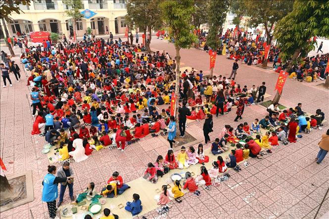 Lễ hội gói bánh chưng tại trường TH Trung Yên với sự tham gia của 1800 học sinh. Ảnh: Huy Hùng - TTXVN
