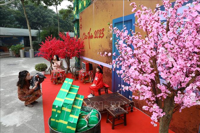 Góc trưng bày đón Xuân để các bạn nhỏ và gia đình ghi lại những hình ảnh kỷ niệm. Ảnh: Huy Hùng - TTXVN