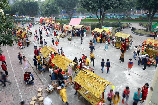 Các gian hàng tại hội chợ Xuân được giàn dựng theo các gian hàng quê truyền thống Tết xưa. Ảnh: Huy Hùng - TTXVN