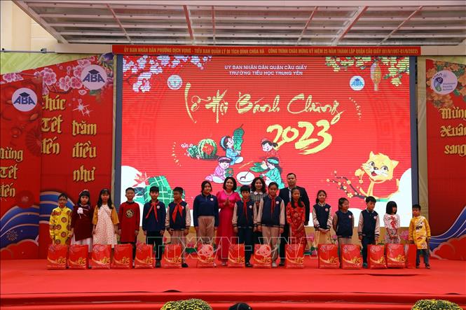 Trao quà Tết cho học sịnh có hoàn cảnh khó khăn. Ảnh: Huy Hùng - TTXVN