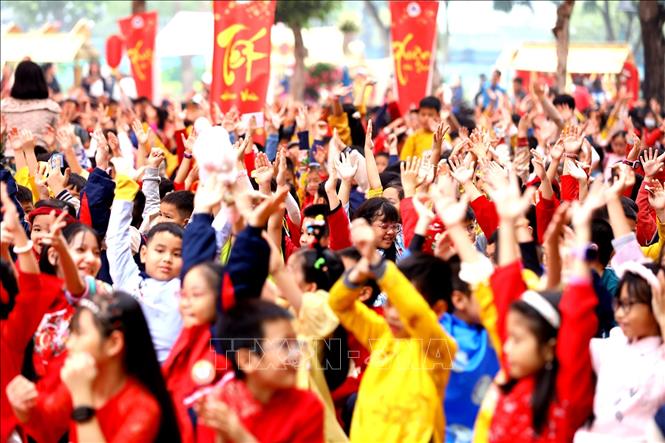 Các em hào hứng tham gia các trò chơi dân gian. Ảnh: Huy Hùng - TTXVN