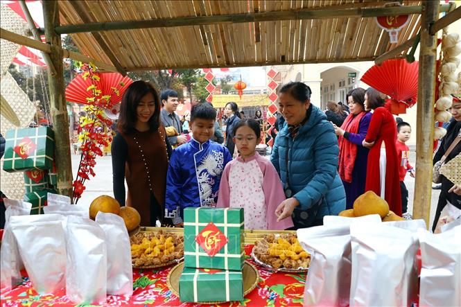 Phụ huynh và học sinh thăm quan các gian hàng tại hội chợ Xuân. Ảnh: Huy Hùng - TTXVN