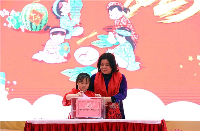 Học sinh và giáo viên nhà trường ủng hộ quỹ Nhân ái, để giúp đỡ các gia đình có hoàn cảnh khó khăn. Ảnh: Huy Hùng - TTXVN
