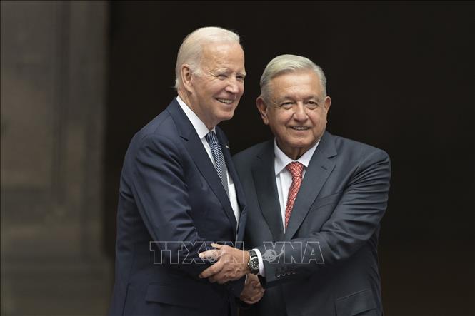 Tổng thống Mỹ Joe Biden (trái) và người đồng cấp Mexico Andres Manuel Lopez Obrador tại cuộc gặp ở Mexico City ngày 9/1/2023. Ảnh: AFP/TTXVN