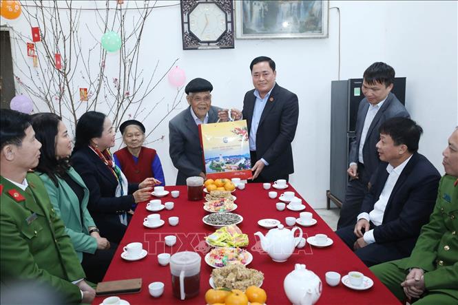 Trong ảnh: Chủ tịch UBND tỉnh Lạng Sơn Hồ Tiến Thiệu thăm, chúc Tết và tặng quà ông Đàm Văn Yên, sinh năm 1926, Huy hiệu 75 năm tuổi đảng, Cán bộ tiền khởi nghĩa, trú tại trú tại thôn Phai Rọ - Lùng Mán, xã Tân Đoàn, huyện Văn Quan, nhân dịp Tết Nguyên đán Quý Mão năm 2023. Ảnh: Anh Tuấn – TTXVN