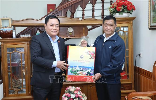 Trong ảnh: Chủ tịch UBND tỉnh Lạng Sơn Hồ Tiến Thiệu thăm, chúc Tết và tặng quà ông Hoàng Văn Liên, sinh năm 1959, Anh hùng lực lượng vũ trang nhân dân, trú tại khối phố 6b thị trấn Bình Gia, huyện Bình Gia. Ảnh: Anh Tuấn – TTXVN