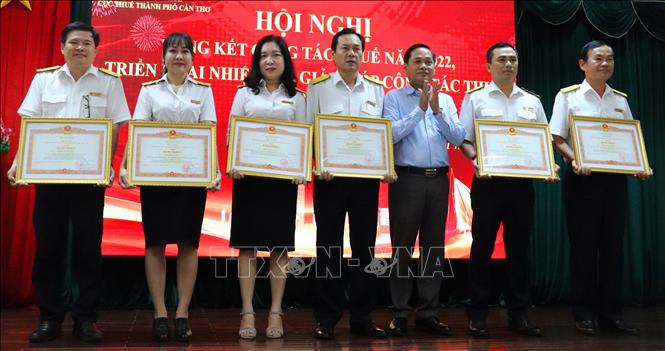 Phó Chủ tịch UBND TP Cần Thơ trao bằng khen của Thủ tướng Chính phủ cho các cá nhân có thành tích xuất sắc góp phần vào sự nghiệp xây dựng chủ nghĩa xã hội và bảo vệ Tổ quốc giai đoạn 2017 - 2021. Ảnh: Thu Hiền - TTXVN