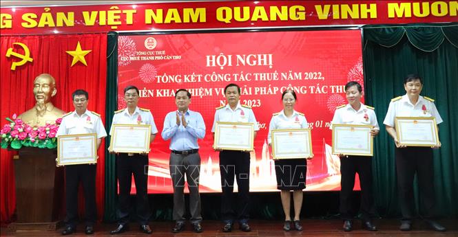 Ông Nguyễn Văn Hồng, Phó Chủ tịch UBND thành phố trao Huân chương Lao động hạng Hai và Huân chương Lao động hạng Ba cho các cá nhân có thành tích xuất sắc góp phần vào sự nghiệp xây dựng chủ nghĩa xã hội và bảo vệ Tổ quốc giai đoạn 2017 - 2021. Ảnh: Thu Hiền - TTXVN
